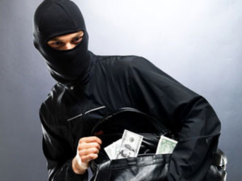 Two and half million cash theft from old women's bag | वृद्ध महिलेच्या पिशवीतून अडीच लाख लंपास