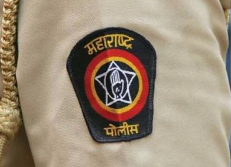 Three lakh stolen from a police officer's house | पोलीस अधिकाऱ्याच्या घरी तीन लाखाची चोरी