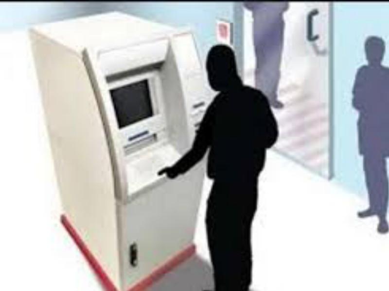 Thief ATM 'locked'who thief pin code number and fruad with people | पोलिसांनी लढवली युक्ती अन् पिन चोरुन पैसे काढणारा भामटा एटीएममध्ये झाला‘लॉक’