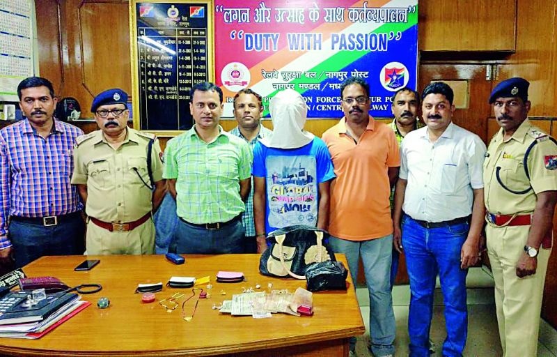 Four thieves arrested while snatching mobile and purse of passenger | रेल्वे प्रवाशांचे मोबाईल, पर्स पळविणाऱ्या चौघांना अटक
