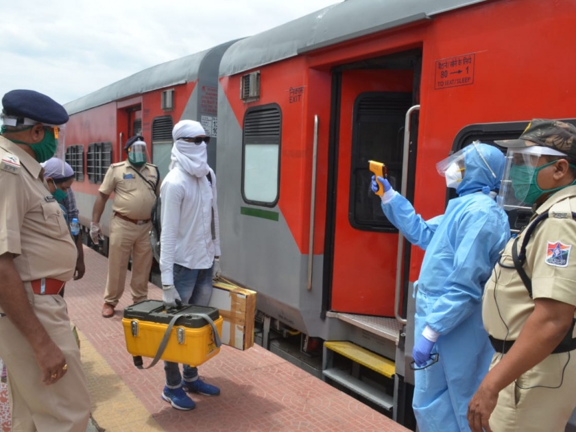 Unlock 1. 0: Passengers enter the train only after health check up at Parabhani Station | अनलॉक १. ० : आरोग्य तपासणीनंतरच प्रवाशांना रेल्वेत प्रवेश