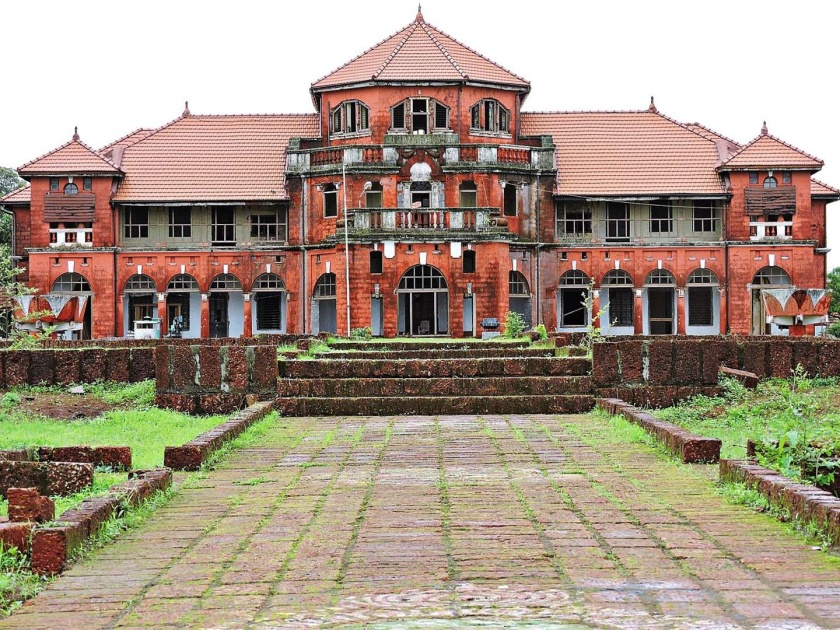  Thiba Rajwada in Ratnagiri opened for tourists | रत्नागिरीतील थिबा राजवाडा झाला पर्यटकांसाठी खुला