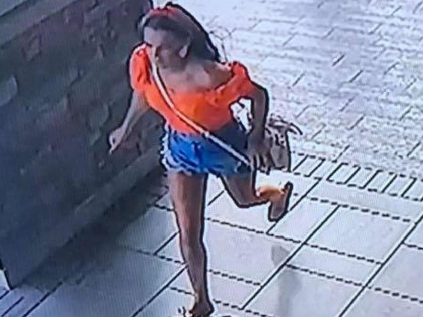 Woman steals stroller from a shop but forgot her baby there | Video : महिलेने स्टोरमधून चोरी केला स्ट्रॉलर, पण एका मोठ्या चुकीने झाला तिचा भांडाफोड!