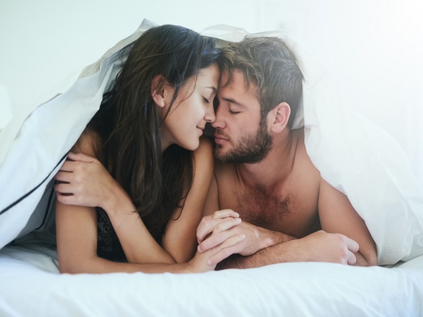 Experts women notice these 5 things in partner during intimate relation | लैंगिक जीवन : शारीरिक संबंधावेळी महिला पुरूषांच्या 'या' ५ गोष्टी करतात नोटीस!