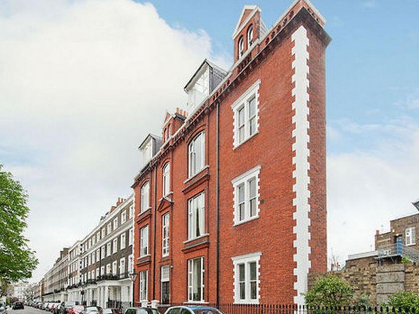 thinnest building in the london sold | सर्वांत सडपातळ इमारतीची विक्री