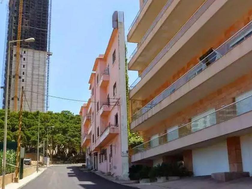 Lebanons skinniest building was reportedly built by a man who wanted to ruin his brothers seafront views | भावा, तू समुद्र कसा बघतो, तेच मी बघतो; भांडणं टोकाला गेली अन् भावड्यानं 'लय भारी' बिल्डिंग बांधली