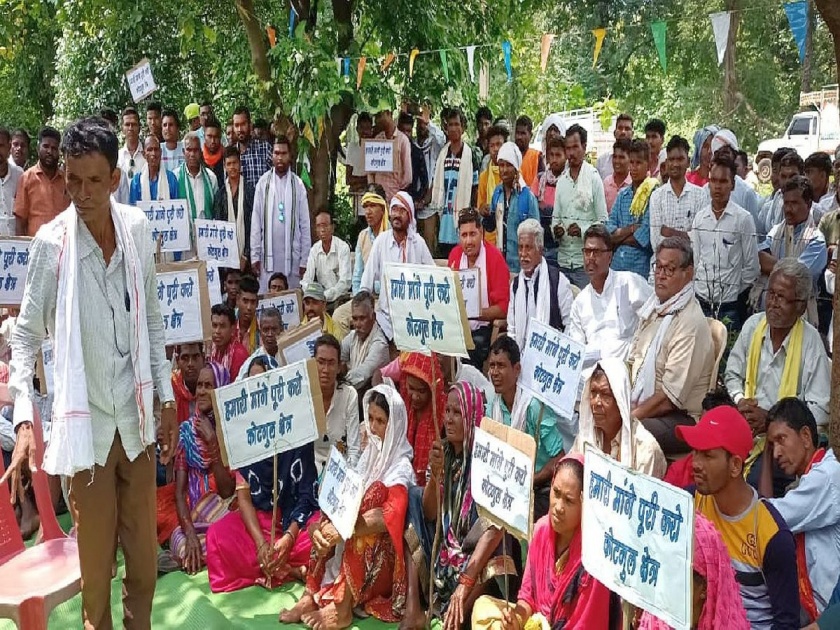 Work of sanctioned sub-centre stopped, citizens of 45 villages in kotagul area protested at Murumgaon Mahavitaran Office | संयमाचा बांध तुटला; ४५ गावांतील नागरिकांचा मुरुमगावच्या महावितरण कार्यालयावर ठिय्या