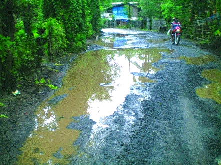 Eclipse of potholes on the roads of Murud | मुरूडच्या रस्त्यांना खड्ड्यांचे ग्रहण