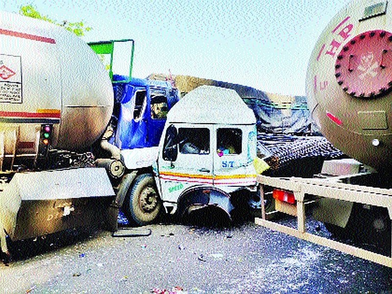 Strike of 3 lanes of container that breaks down | ब्रेक निकामी झालेल्या कंटेनरची २५ गाड्यांना धडक
