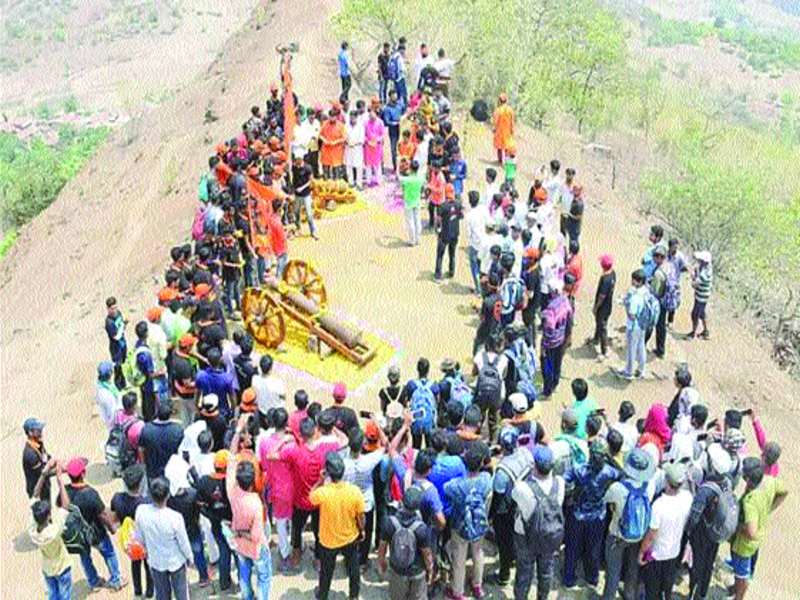 Sanjivani by installing gunfire on the Kathli fort | कोथळी गडावरील तोफांना तोफगाडे बसवून संजीवनी