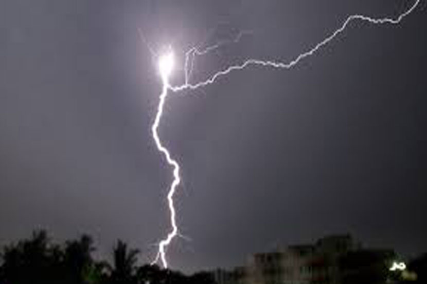 Lightning strike to Jarandi; Shake four villages | जरंडीला विजेचा स्फोट; चार गावांना हादरा