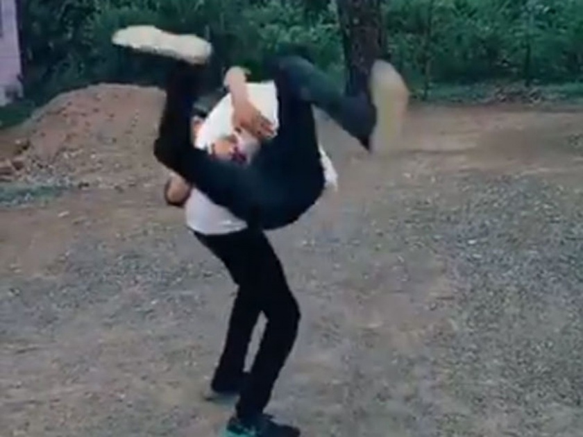 watch viral video of two guys dance goes viral | VIDEO : 'या' दोघांचा अतरंगी डान्स पाहून तुम्हालाही हसू आवरणार नाही!