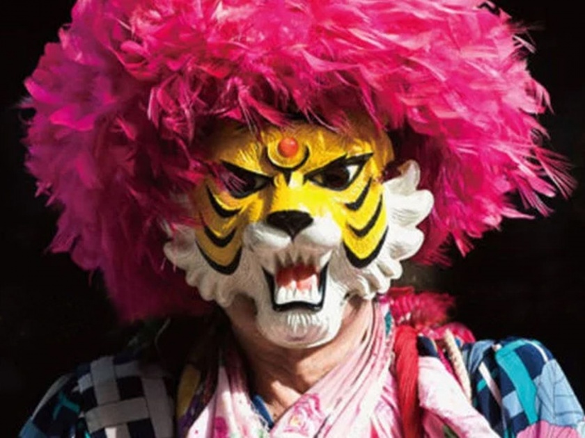 This Tokyo man has been wearing a tiger mask for 47 years Shinjuku Tiger | गेल्या ४७ वर्षांपासून चेहऱ्यावर Tiger Mask लावून बाहेर पडते ही व्यक्ती, जाणून घ्या कारण...