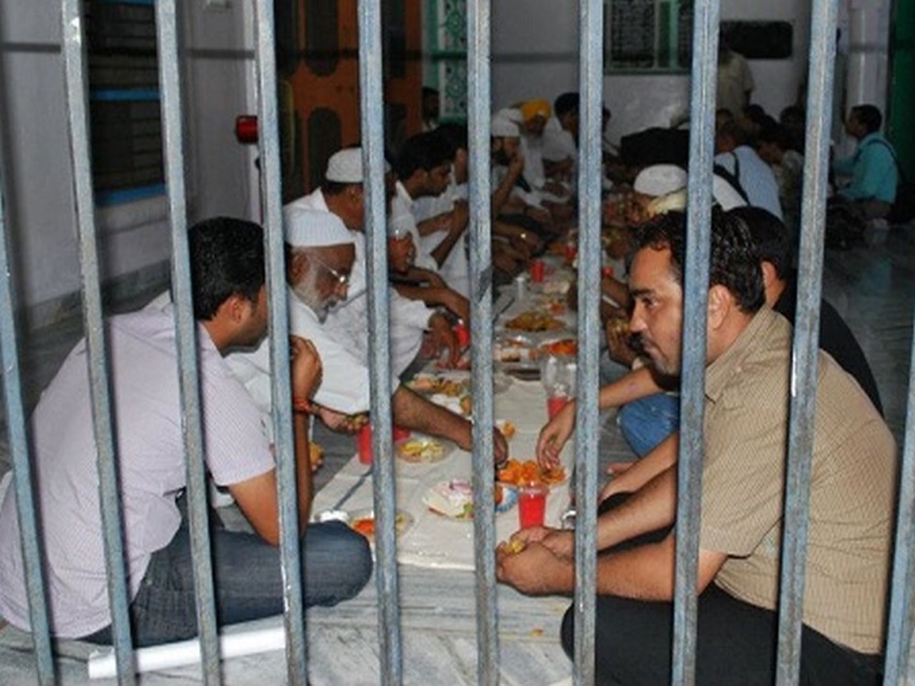 in Tihar jail 150 Hindu prisoners observe roza in solidarity with Muslim inmates | तुरुंगातील एकता; तिहारमधील 150 हिंदू कैद्यांचा मुस्लिमांसोबत रोजा 