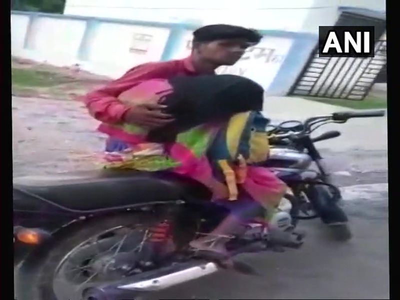madhya pradesh tikamgarh son bind mothers body with bike to reach postmortem house | मरणानंतरही मरणयातना सुरुच, शववाहिनी नाकारल्यानं आईचा मृतदेह त्यानं बाईकवरुन नेला