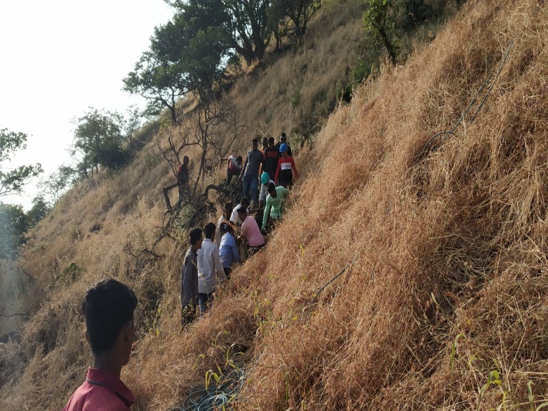 Youth died after falling from a trikona fort | तिकोणा किल्ल्यावरुन पडल्याने युवकाचा मृत्यू 
