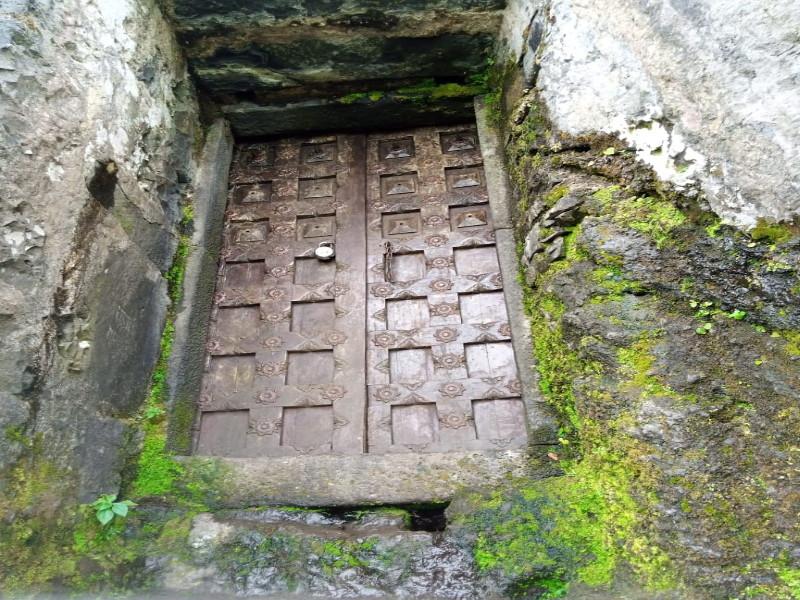 The door on Tikona fort was broken by tourists ; fort lovers in angry mode | संतापजनक! तिकोणा गडावरील दरवाजा पर्यटकांनी तोडला ; दुर्गप्रेमींकडून कारवाईची मागणी