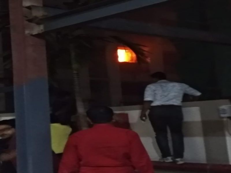 Fire at the building floor of Tilak Nagar | टिळक नगर येथे पुन्हा इमारतीच्या मजल्यावर आग 