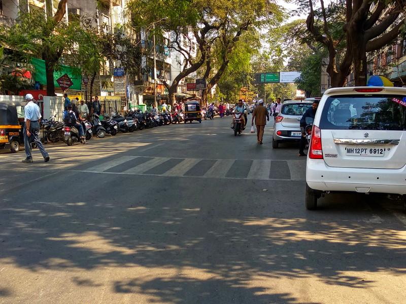 dirty act in front of girl student on tilak road the youth was arrested in pune | Pune: टिळक रोडवर भरदिवसा विद्यार्थिनींसमोर अश्लील चाळे