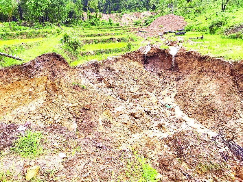 Massive damage to agriculture due to landslides | मातीचे ढिगारे कोसळून शेतीचे मोठ्या प्रमाणावर नुकसान
