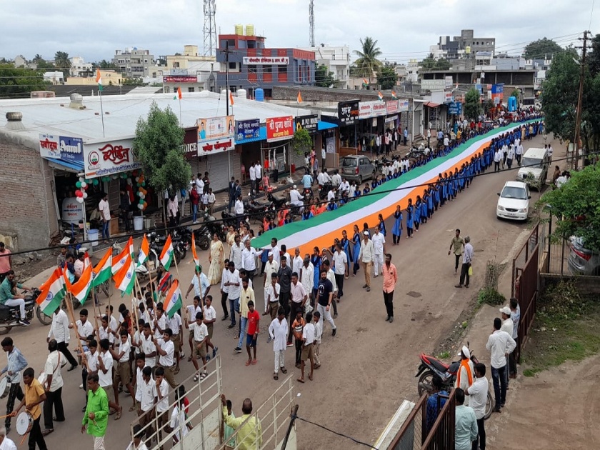 Independence Day | Neeret youth gathered together and took out a rally with 321 feet tricolor flag | Independence Day| नीरेत युवकांनी एकत्र येत काढली ३२१ फुट तिरंगा ध्वजाची रॅली