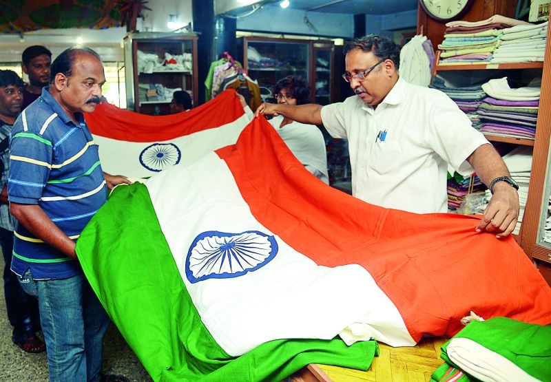 Tiranga flags worth Rs. 20 lakhs sold in Nagpur | नागपुरात २० लाख रुपयांच्या तिरंगा झेंड्यांची विक्री