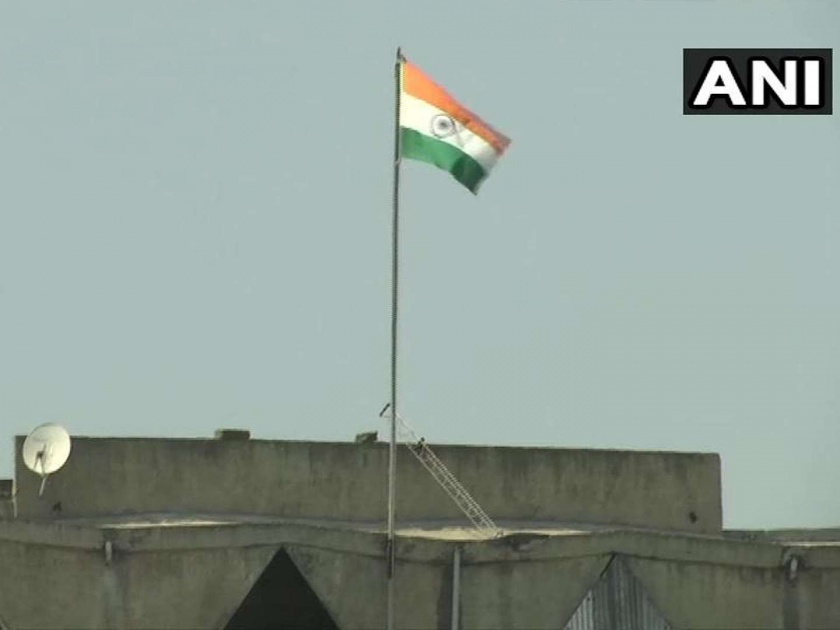 jk state flag removed tricolour flying high on srinagar civil secretariat | जम्मू-काश्मीरच्या सचिवालयावर आता डौलानं फडकणार फक्त भारताचा तिरंगा; 'लाल झेंडा' इतिहासजमा