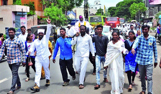 Dalit Mahasangha's Tread Morcha: Demand for action against Sangli's doctors | दलित महासंघाचा तिरडी मोर्चा : सांगलीत डॉक्टरांवर कारवाईची मागणी