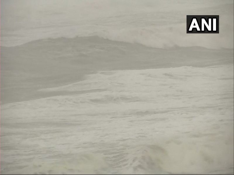 Cyclone Titli Updates: Cyclone weakens; eight dead in Andhra Pradesh, Odisha | Cyclone Titli Updates: ओडिशामध्ये 'तितली' चक्रीवादळाने हाहाकार, आठ जणांचा मृत्यू