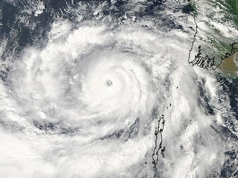 luban at east titli at west two cyclone near india weather department issues alert | पूर्वेला ‘लुबान’, पश्चिमेला ‘तितली’; एकाचवेळी देशाभोवती दोन चक्रीवादळे