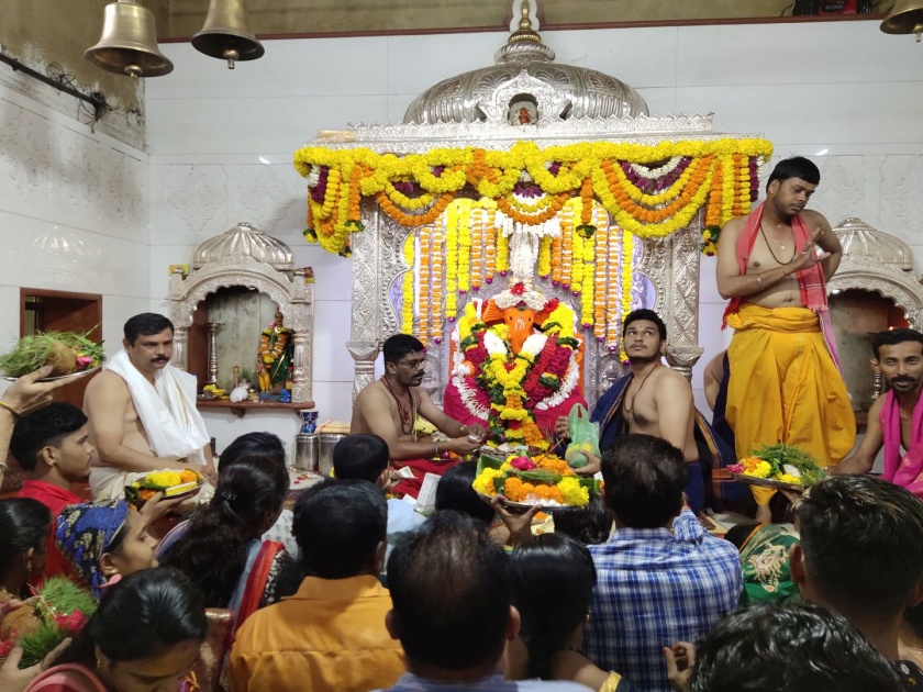 less crowd in ganesh temple in titwala despite angarki sankashti chaturthi | अंगारकी असूनही टिटवाळा गणपती मंदिरात तुरळक गर्दी; पूजा साहित्य विक्रेते चिंतेत 
