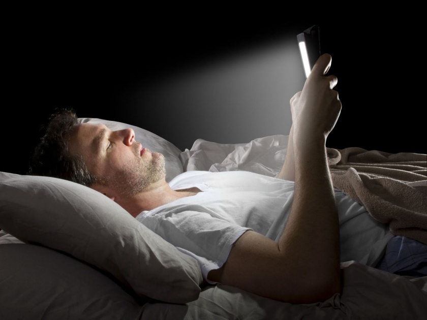 Health Tips : know why you should not sleep with your tv on | तुम्हीसुद्धा टीव्ही, मोबाईल सुरु ठेवून झोपता का? 'या' आजाराला बळी पडण्याआधी सावध व्हा