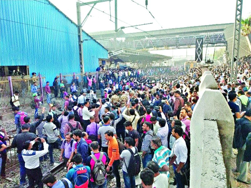 Improved bandh in Palghar district, rail roko, protest of Pulwama attack | पालघर जिल्ह्यात उत्स्फूर्त बंद, रेल रोको, पुलवामा हल्ल्याचा निषेध