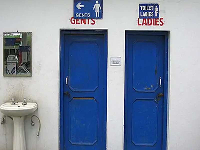 The advertisement pane started before the toilet was completed | शौचालय पूर्ण होण्याआधीच लागले जाहिरातफलक