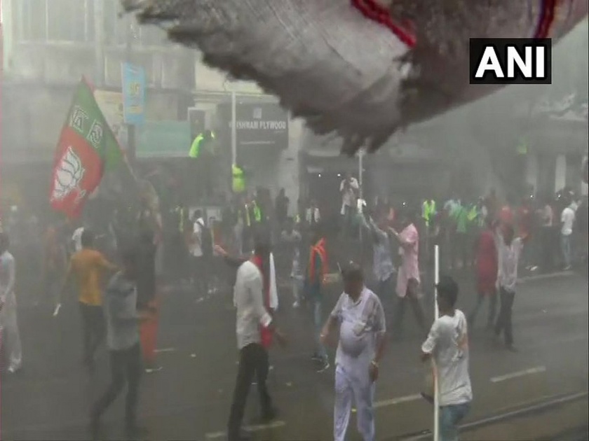 TMC-BJP faceoff intensifies in West Bengal; BJP workers holding march in Kolkata lathi-charged | पश्चिम बंगालमध्ये राडा, ममता बॅनर्जींच्याविरोधात भाजपा कार्यकर्ते आक्रमक