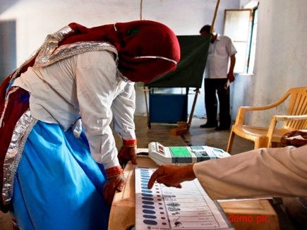 'Asha' volunteer to help pregnant mothers in polling booths! | मतदान केंद्रांवर गरोदर मातांच्या मदतीसाठी ‘आशा ’स्वयंसेविका!