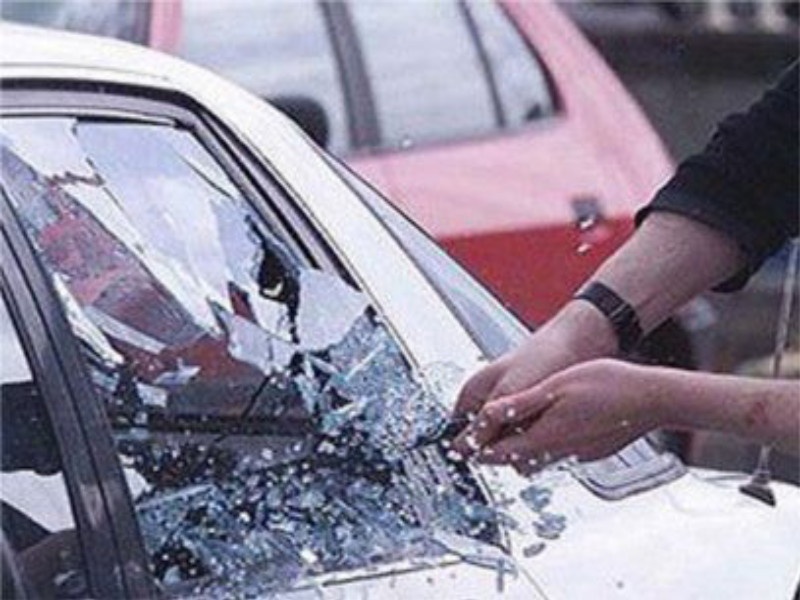 The car breaken due to complaint registred in police station | पोलीस ठाण्यात तक्रार दिल्याच्या रागातून मोटारीची तोडफोड 