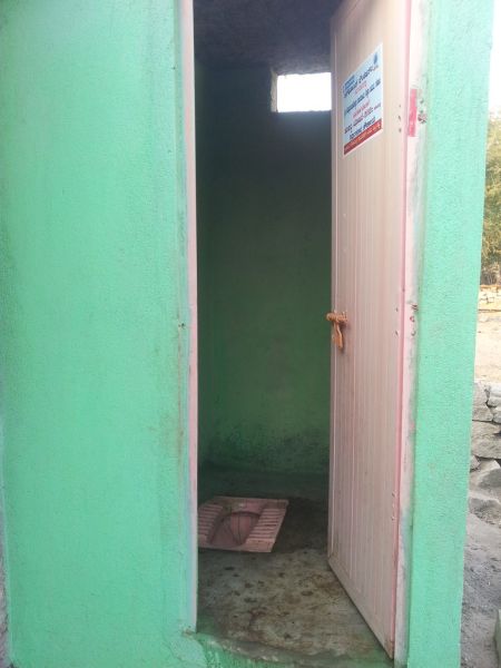 Toilets fund grabbed: Police complaint against 75 beneficiaries | शौचालयाचा निधी हडपला : ७५ लाभार्थीच्या विरोधात पोलिसात तक्रार