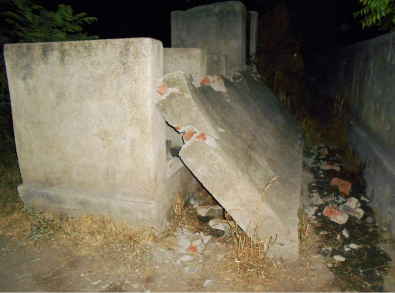 School girl injured after school wall collapses in usmanabad | शाळेतील शौचालयाची भिंत कोसळून विद्यार्थिनी गंभीर जखमी