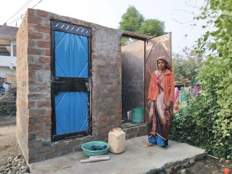 Trible woman built toilet by mortgages ornaments in madhya pradesh | आदिवासी महिलेने दागिने गहाण ठेवून बांधलं शौचालय