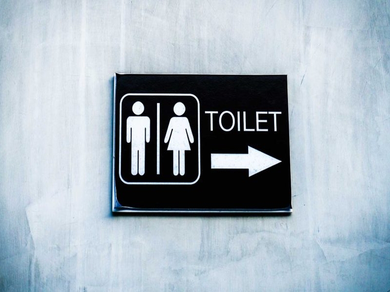 During lockdown, citizens have to pay for toilets | लॉकडाऊनच्या काळात नागरिकांना शौचालयासाठी मोजावे लागतात पैसे