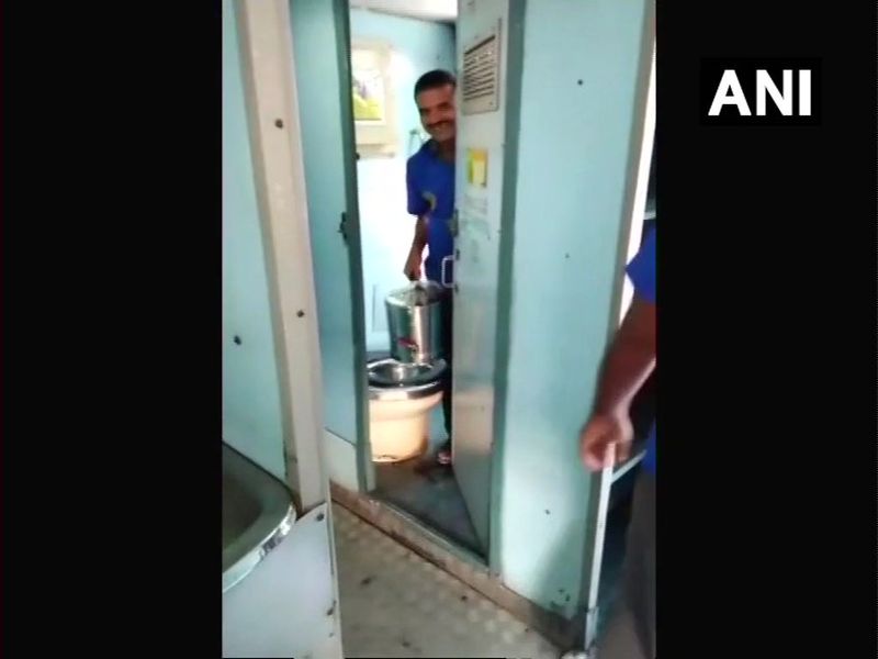 Toilet water in tea Contractor slapped with penalty of 1 lakh | रेल्वे प्रवाशांच्या चहासाठी टॉयलेटच्या पाण्याचा वापर; कंत्राटदाराला एक लाखाचा दंड