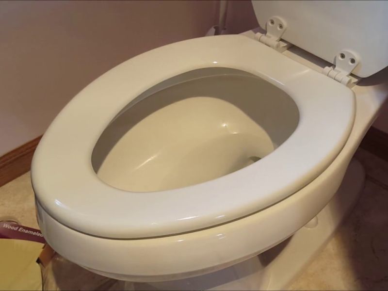 To avoid UTI women are using nasty public toilets in a smarter way but is it safe | UTI पासून बचावासाठी महिला 'अशाप्रकारे' करताहेत पब्लिक टॉयलेटचा वापर