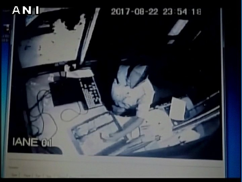 Police firing at TolaNak; Custody of money stolen from Tollanak caught in CCTV | टोलनाक्यावर पोलिसांचा धुमाकूळ; टोलनाक्यातून पैसे चोरल्याची घटना सीसीटीव्हीमध्ये कैद