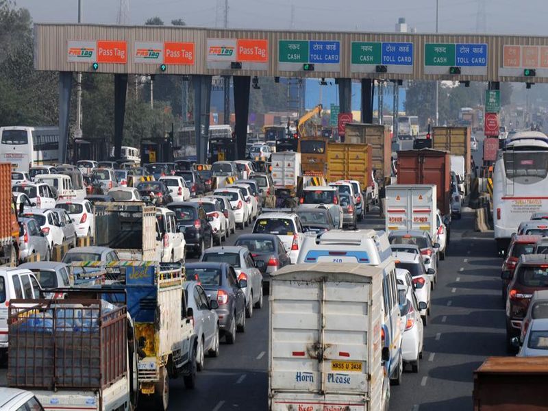 Nitin Gadkari says Road toll may soon be debited from bank accounts | टोल नाक्यांवरून सुटा सुस्साट; टोलचे पैसे बँक खात्यातून होणार वळते