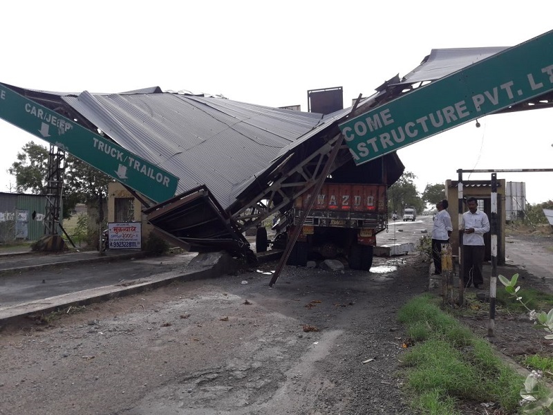 Tollaaka collapsed in Sangamner taluka of the truck | ट्रकच्या धडकेत संगमनेर तालुक्यातील टोलनाका कोसळला
