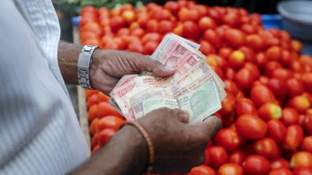 Fall on tomatoes after onion; Productive airline | कांद्यापाठोपाठ टमाट्यात घसरण; उत्पादक हवालदिल
