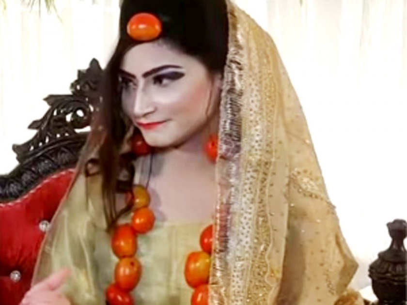 Pakistani bridal wear tomatoes jewellry on her wedding watch viral video | बाबो! पाकिस्तानी नवरीने लग्नात घातले टोमॅटोचे दागिने; लोक म्हणाले, दिलवाले टोमॅटो ले जाएंगे!