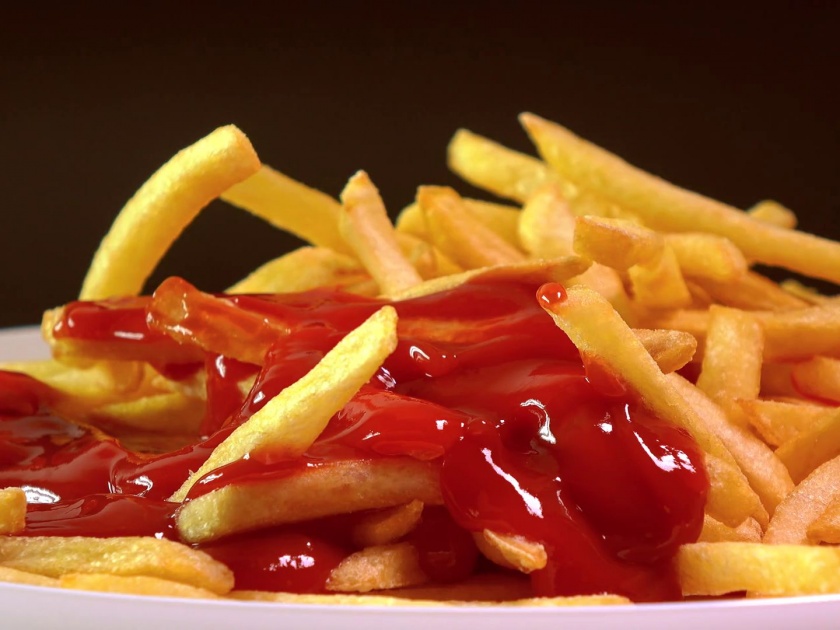 Side effects of eating too much of tomato ketchup | जास्त टोमॅटो केचप खात असाल तर वेळीच व्हा सावध, होतात हे नुकसान!