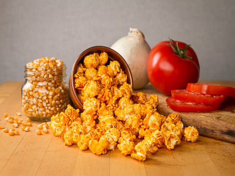 Do you know health benefits of popcorn how to make tomato popcorn healthy snacks | शरीरासाठी लाभदायक ठरतात पॉपकॉर्न; फक्त 5 मिनिटांत घरीच तयार करा!
